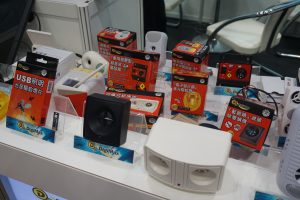 ・DIGIMAX INNOVATIVE PRODUCTS ヘルスケア&犬、猫、ねずみ撃退器などを専門にしている。ねずみ捕りを仕掛けると、猫や犬が間違えてかかってしまう事、また、かかったあとのねずみの処分があまりにも残酷である、という理由から、超音波を使って寄せ付けないという方法による撃退器を推奨している。