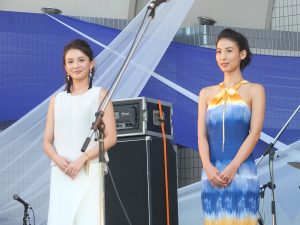 応援隊長を務めた舞川と大久保麻梨子さんが開会式に華を添えた