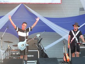 来日ゲスト「台客電力公司(タイカーデンリョクコウシ)」のステージ
