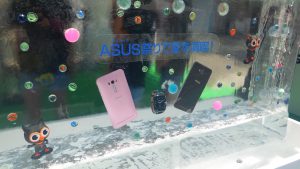 ASUS(エイスース)ブースでは氷を使ったゲームを実施