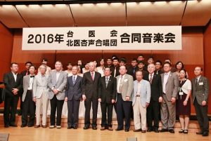 與會來賓和杏聲合唱團一起合影留念