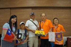 四國華僑總會會長上島彩(左1)到場為介壽國中應援