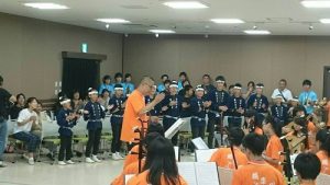 介壽國中國樂團演奏,以音樂和當地民眾交流