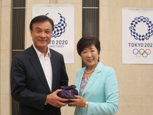 東京都知事小池百合子(右)與立法院長蘇嘉全互贈紀念品