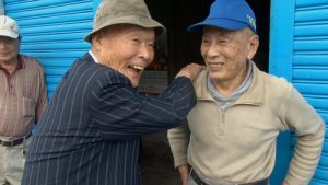 仍會說些台語的灣生冨永勝(左)回到自己出生地花蓮,尋找兒時玩伴(©田澤文化有限公司)