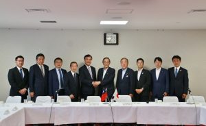 立院訪團拜會自民黨部,該黨幹事長代行細田博之(右5)等人代表歡迎