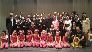 駐日代表謝長廷與「Jazz Dance Studio PAL」舞蹈社公演團員合影