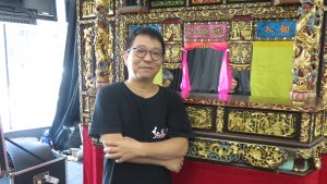 弘宛然古典布袋戲團團長吳榮昌帶著原裝舞台來日本演出