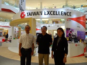 台灣外貿協會組長劉秀菊(右)、台灣貿易中心大阪事務所所長李泓章(左)、BESV自行車的營業代表伍惟果(中)