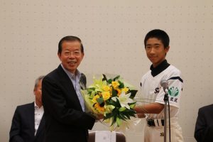 杉並區軟式棒球選手代表贈花給駐日代表謝長廷(左)