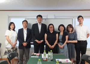一般財團法人不動產適正取引推進機構(RETIO)研究理事兼調查研究部部長小林正典(左3)和調查研究部調查役中島功二(左2)拜會在日台灣不動產協會,並進行意見交換