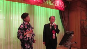 右起 東京佛光會邱美豔會長及中原昂醫師合唱家後