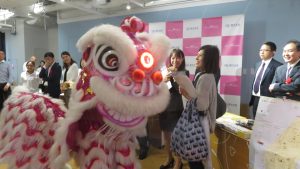 橫濱中華學院的舞獅與現場來賓互動