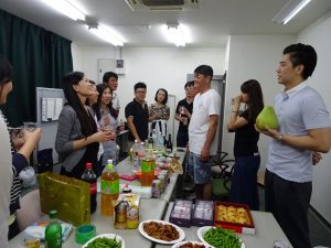 大家說說笑笑 非常融洽