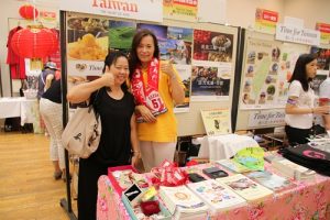 台灣觀光協會東京事務所所長鄭憶萍(左)也特地出席參加