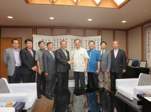 宜蘭縣長兼臺琉協會理事長林聰賢(左5)、駐那霸辦事處處長蘇啟誠((左3)及琉球台灣商工協會會長吳啟源(左2)等人與沖繩縣知事翁長雄志(右4)合影