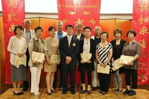 橫濱華僑總會會長羅鴻健恭喜會內滿70歲的會員以新生兒身分加入長壽學園