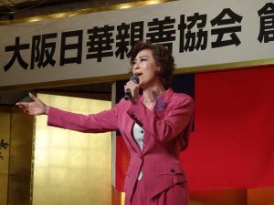 台東出身的前寶塚歌劇團歌手侯麗文帶來多首精彩歌曲
