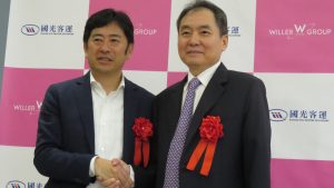 左:WILLER TRAVEL董事長村瀨茂高及國光客運副董事長吳定發簽約後合影