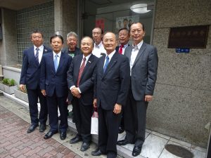 新處長陳訓養(左2)與大阪中華總會理監事合照於會館前