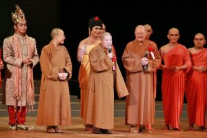 菲律賓佛光山總住持永光法師(前排中)認為透過音樂劇可以跨越時空與佛陀相會(前排右為滿潤法師)