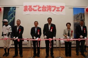 駐日代表謝長廷(左3)和杉並區區長田中良(右3)並肩為台灣市集活動剪綵