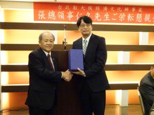 大阪中華總會會長洪勝信(左)代表出席僑會贈張處長紀念品