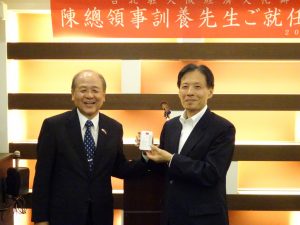 大阪中華總會會長洪勝信笑說處長工作繁重艱辛、贈新處長陳訓養維他命做為見面禮