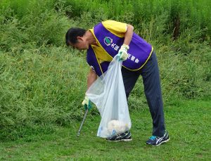 會長王坤保默默撿垃圾、十分專注。