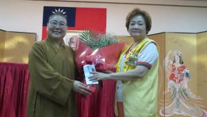 右:河維寧會長獻花感謝永固法師前來橫濱演講