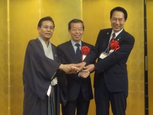 日台の絆を確かめ合う堅い握手 左:遠藤議員連盟会長、中:謝代表、右:尾花正啓・和歌山市長