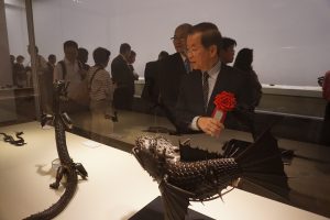 工芸品をじっくり観覧する謝代表
