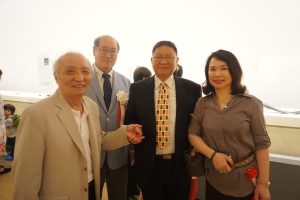 内覧会にて。左から自在置物職人の冨木宗行氏、原田副館長、宋氏夫妻