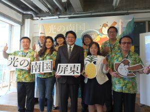 屏東県の藩孟安県長(中央)らは東京で屏東県観光をPR