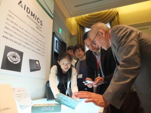 Aidmicsのデジタル時代の新しいスマホ顕微鏡「μHandy(顕微鏡カメラ)」の説明風景