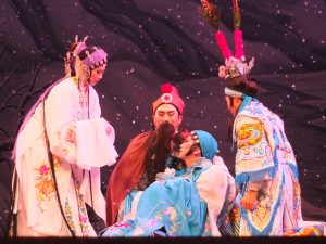 公演クライマックスシーンでは涙を流す人も