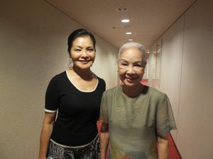 公演後のロービーにて、寒雲さんと台湾人間国宝の廖瓊枝さん