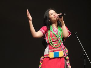 アロ・カリティン・パチラルさんは、映画の中でも使用された初めてアミ語で作詞した歌などを披露