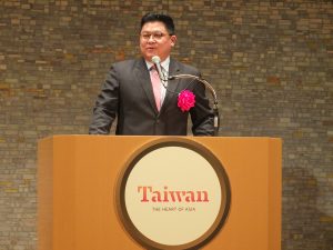台湾観光局の劉喜臨副局長は台湾おもしろカードを紹介