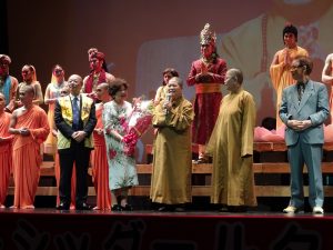 永光法師(右3)希望大家跨越時空與佛相見、將平安吉祥帶回家