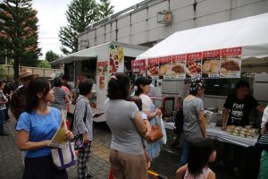 場外有道地的台灣料理吸引民眾排隊品嘗