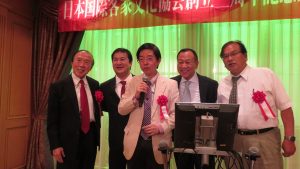 日本友人跟客家華僑一同上台高歌