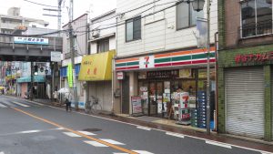 車站旁便利商店