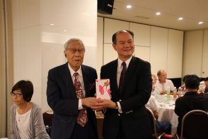 駐橫濱辦事處處長粘信士(右)代替駐日代表謝長廷頒贈紀念品給90歲以上的長者