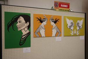 畫家NAIMEI在現場販售以原住民為主題的繪畫作品