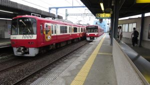 兩方向列車交會景