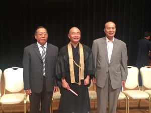 左から南聲社の林毓汀理事長、真言宗豊山派総本山長谷寺東京出張所の小林観秀主事、台湾文化センターの朱文清センター長