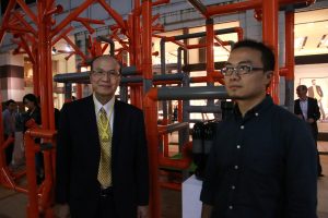 台灣文化中心主任朱文清（左）特別到場為台灣藝術家蔡昆霖應援
