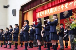 東京中華學校吹奏樂部進行表演