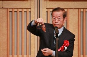 駐日代表謝長廷在會上,吹陶笛,小露身手
